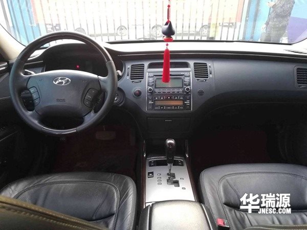 现代雅尊,进口中型车,时髦外形空间舒适