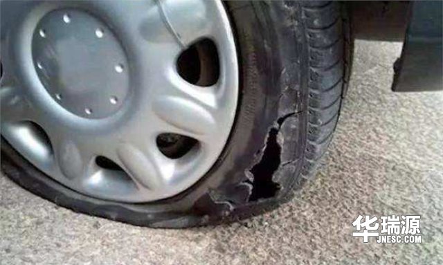 开车时必须要注意不是任何道路都能走,小心汽车轮胎爆胎