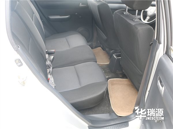2万元二手车,银灰色铃木雨燕,保养仔细车子的状况好