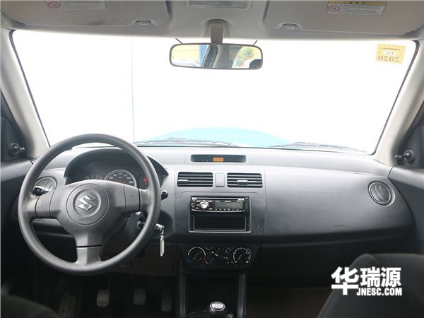 2万元二手车,银灰色铃木雨燕,保养仔细车子的状况好