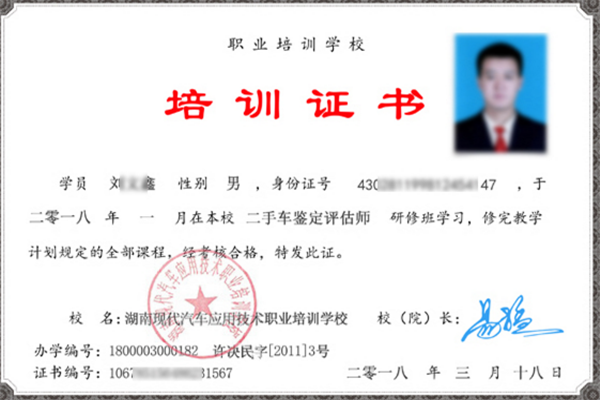 他的简历门可罗雀，仅仅加了8个字，电话就被打爆！