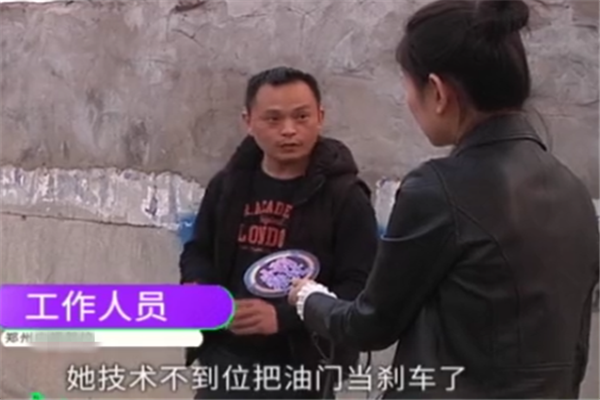 大姐练车：一脚油门将车撞报废，不只教练离职，驾校还赔钱！