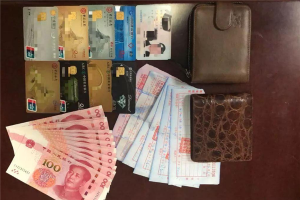乘客包落公交车，司机打开一看，2160万！