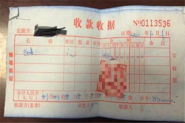 乘客包落公交车，司机打开一看，2160万！