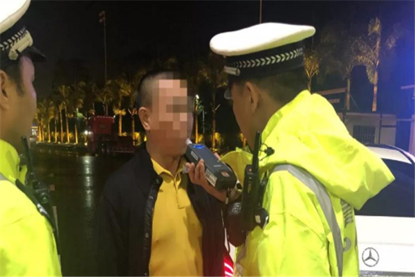 东莞老板开“8888”奔驰访友,刚到珠海就被刑事拘留!